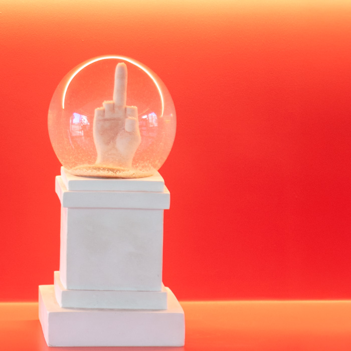 Riferimento a Maurizio Cattelan