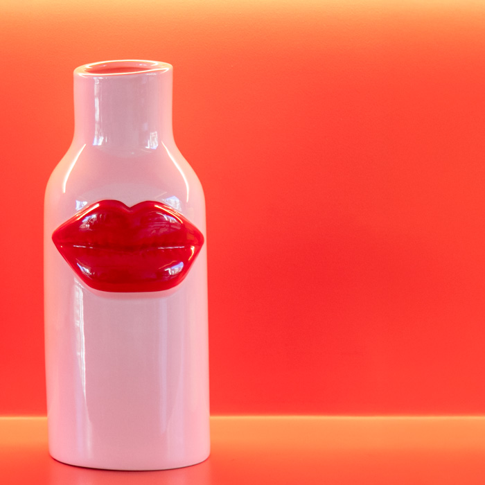 Vaso color rosa con labbra rosse